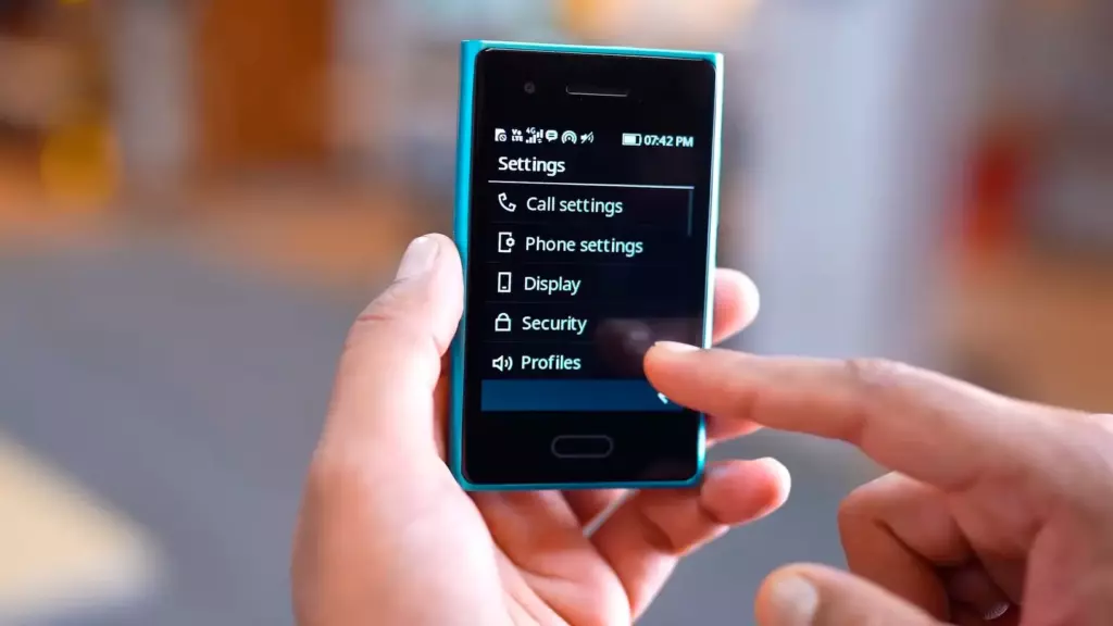 HMD Touch 4G в руке, меню настроек на экране