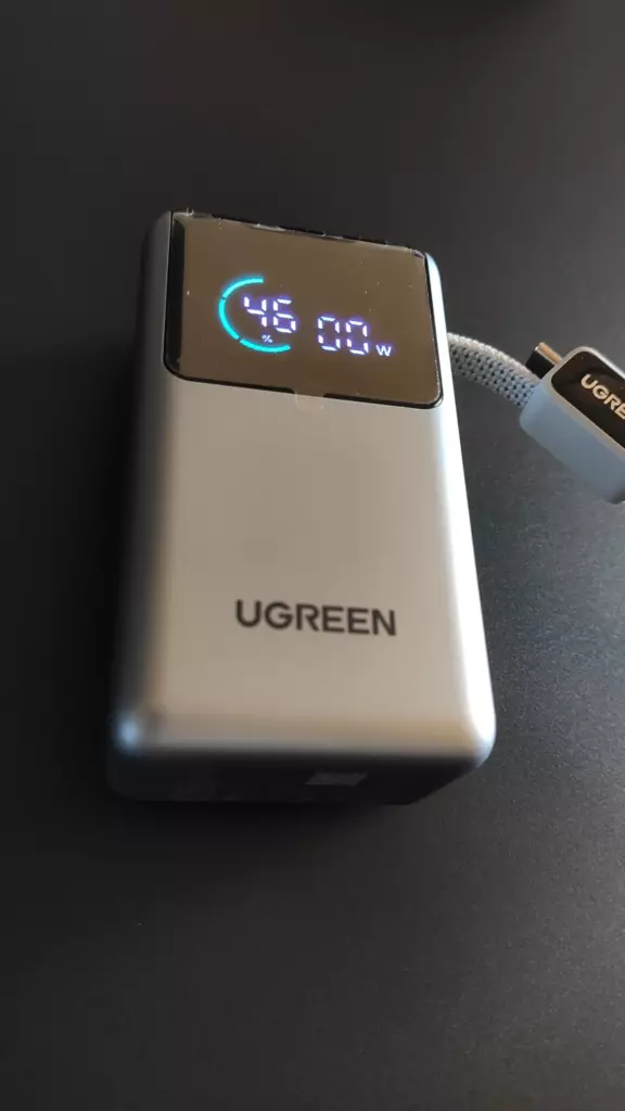 Пауэрбанк Ugreen PB727, уровень заряда 46%, дисплей