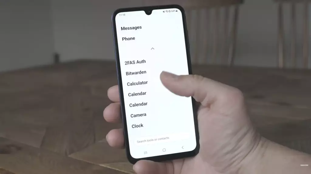Wisephone II в руке, экран с меню приложений