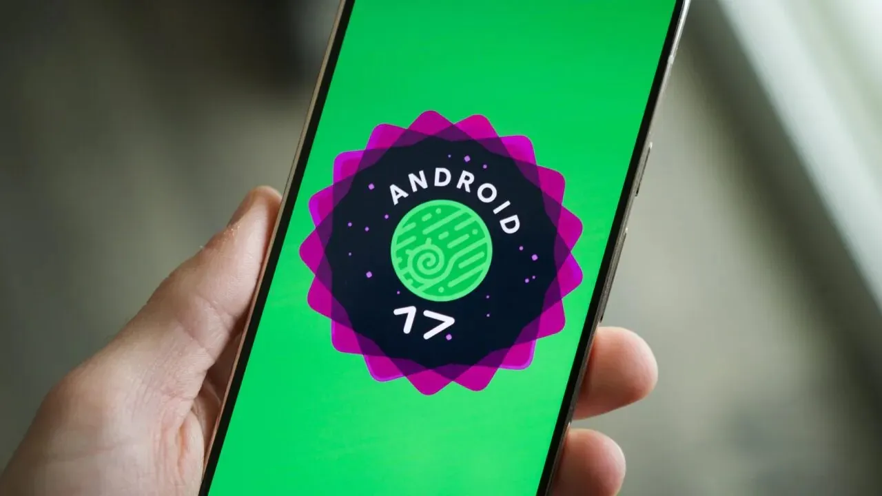 Логотип Android 17 на экране смартфона — официальный значок новой ОС