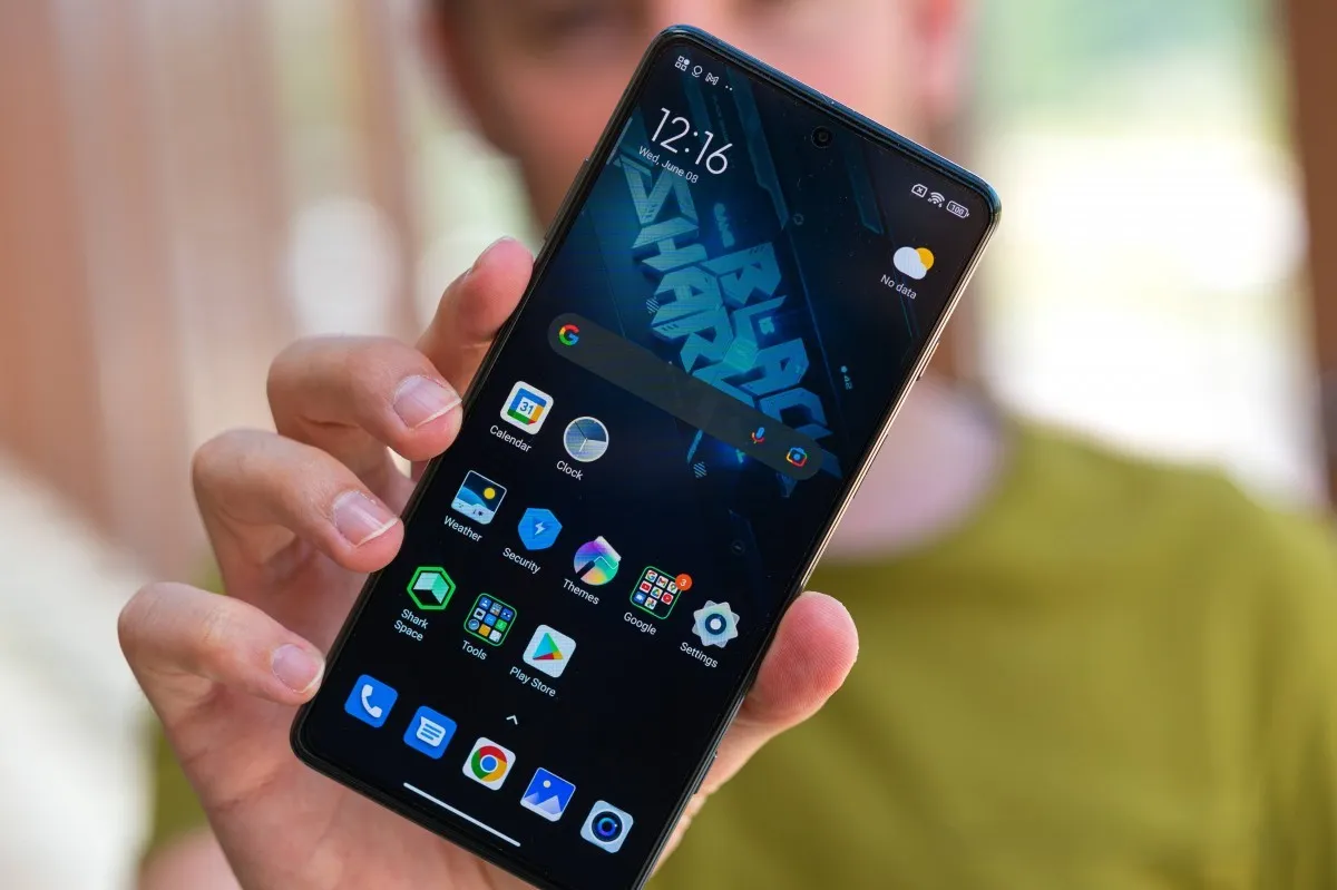 Смартфон Black Shark 5 Pro в руке