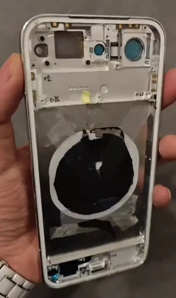 Внутренний каркас прототипа Xiaomi 17 Air с катушкой зарядки в руке