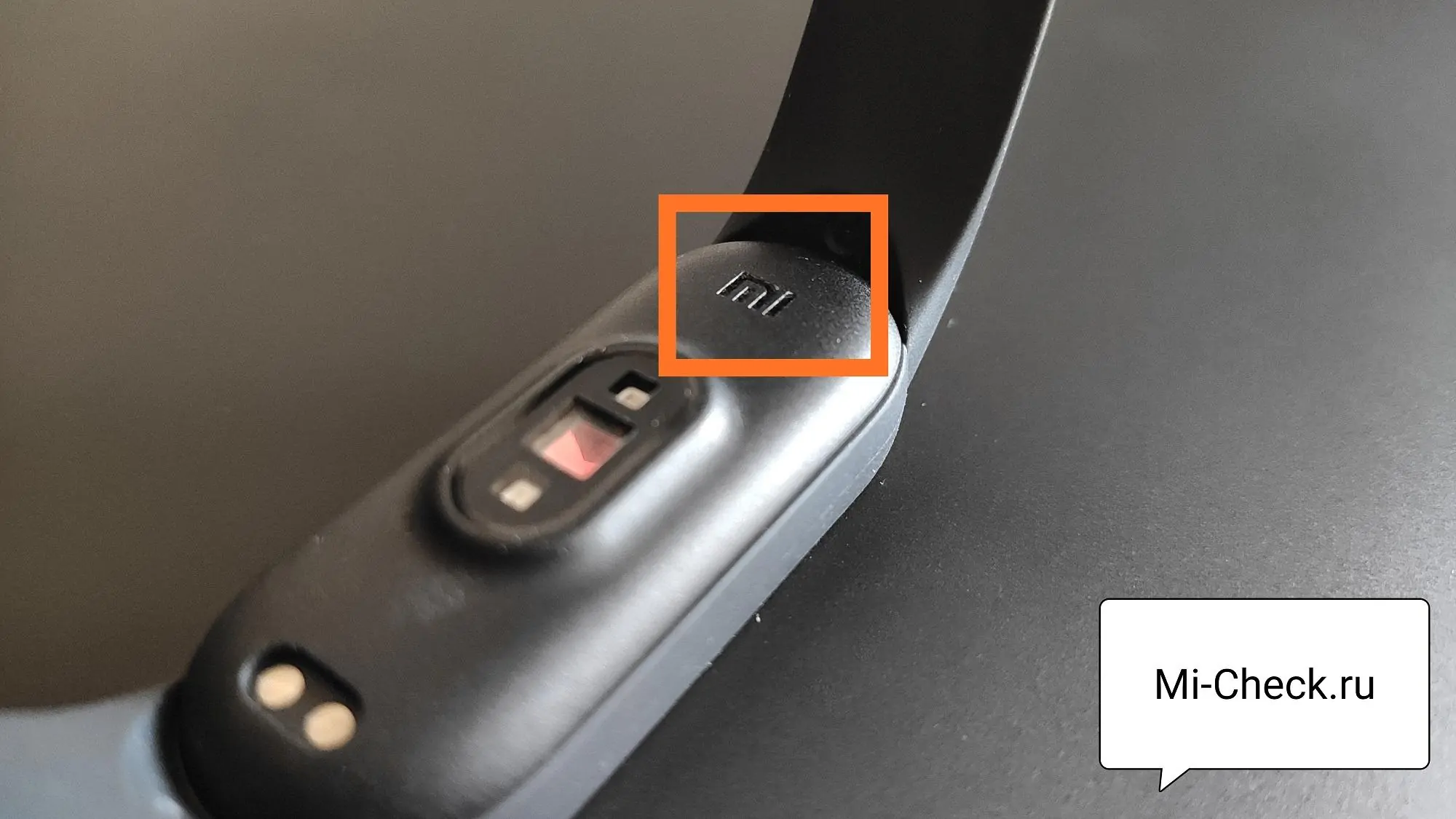 Гравировка Mi на оригинальном браслете Mi Band 5