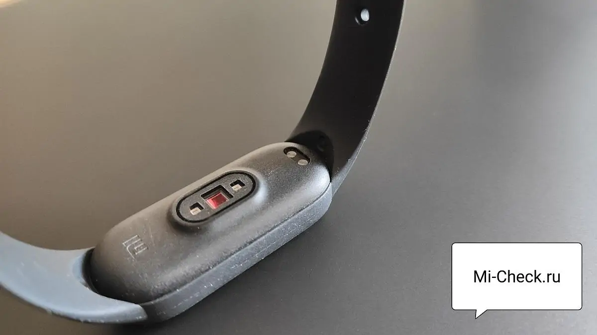 Контакты для зарядки на задней стороне Mi Band 5