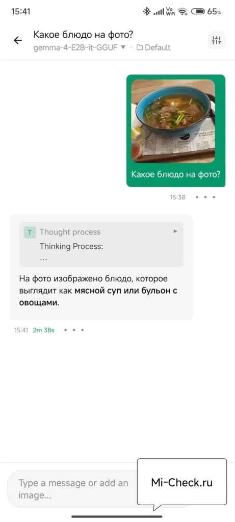 Мясной суп с овощами в голубой тарелке — наваристый бульон с кусочками мяса и зеленью, готовое первое блюдо для обеда